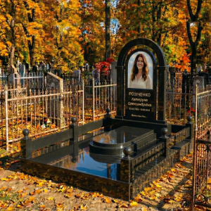 Меморіальний комплекс з червоного граніту з аркою