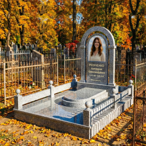 Меморіальний комплекс з червоного граніту з аркою
