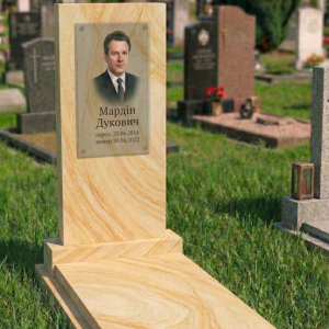 7035912978 klassicheskij muzhskoj pamyatnik.png