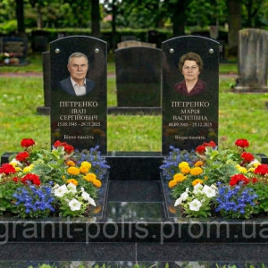 Подвійний пам'ятник із сірого граніту з майданчиком