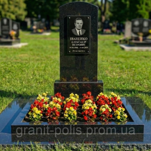 Пам'ятник із великим квітником і відмосткою сірий граніт
