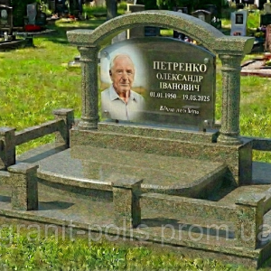 Меморіальний комплекс з аркою та колонами червоний граніт