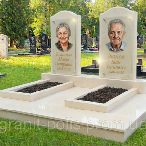 Подвійний пам'ятник із червоного граніту з майданчиком і цоколем