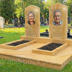 Подвійний пам'ятник із червоного граніту з майданчиком і цоколем