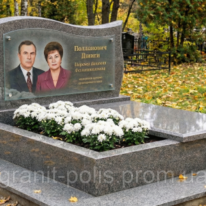 Подвійний горизонтальний пам'ятник із квітником і відмосткою з габбро