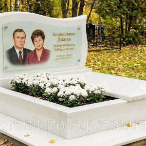 Подвійний горизонтальний пам'ятник із квітником і відмосткою з габбро