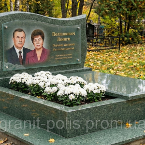 Подвійний горизонтальний пам'ятник із квітником і відмосткою з габбро