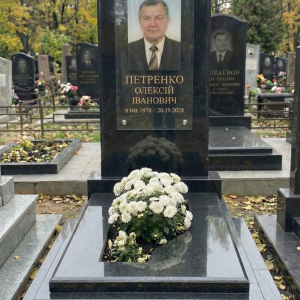 Класичний пам'ятник для чоловіка з цоколем із червоного граніту