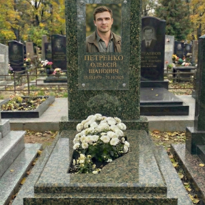 Класичний пам'ятник для чоловіка з цоколем із червоного граніту